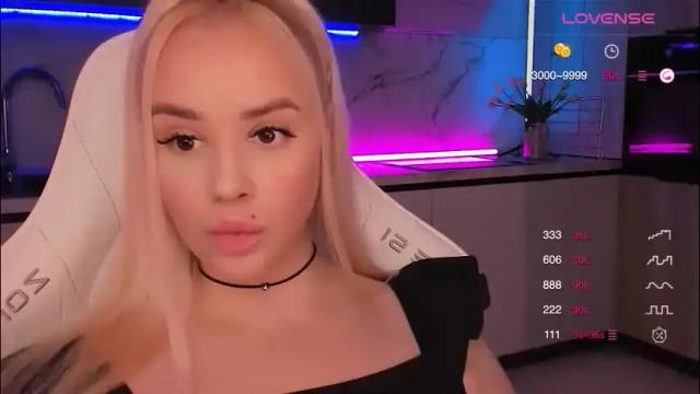 Image 3 of blond_diamond Stream on Chaturbate on 1 month ago