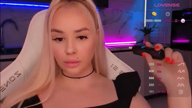 Image 8 of blond_diamond Stream on Chaturbate on 1 month ago