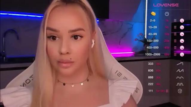 Image 3 of blond_diamond Stream on Chaturbate on 1 month ago