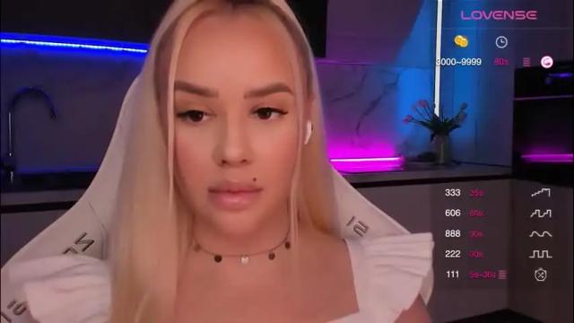 Image 4 of blond_diamond Stream on Chaturbate on 1 month ago