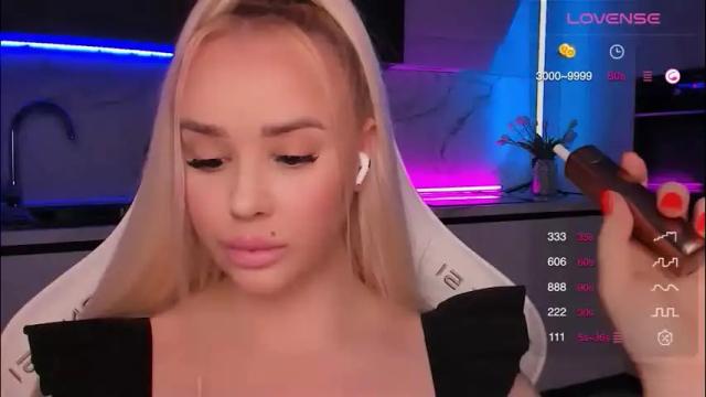 Image 6 of blond_diamond Stream on Chaturbate on 1 month ago