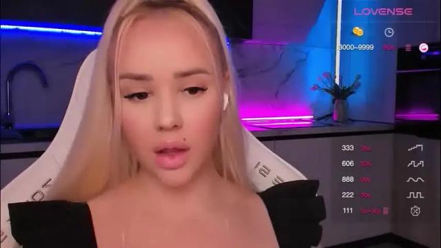 Image 7 of blond_diamond Stream on Chaturbate on 1 month ago