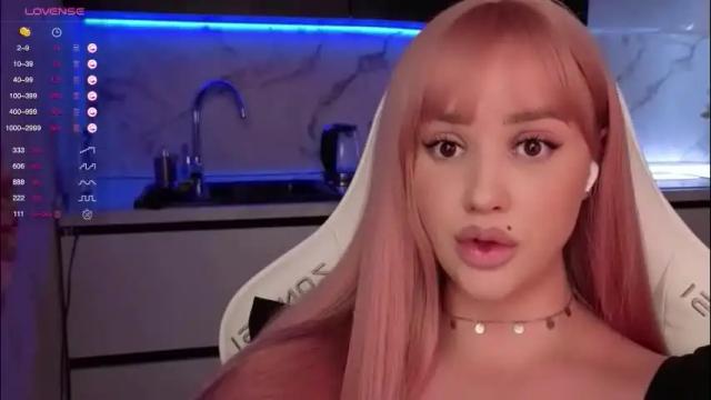 Image 12 of blond_diamond Stream on Chaturbate on 1 month ago