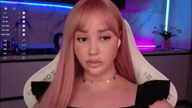 Image 4 of blond_diamond Stream on Chaturbate on 1 month ago