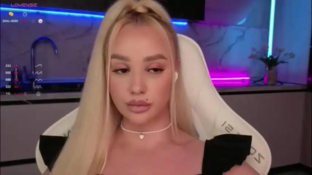 Image 7 of blond_diamond Stream on Chaturbate on 1 month ago