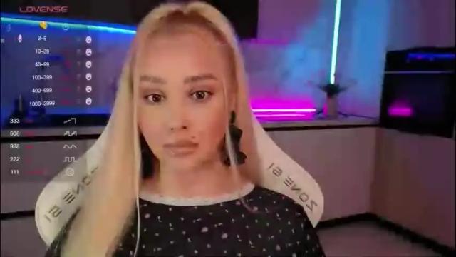 Image 3 of blond_diamond Stream on Chaturbate on 4 days ago