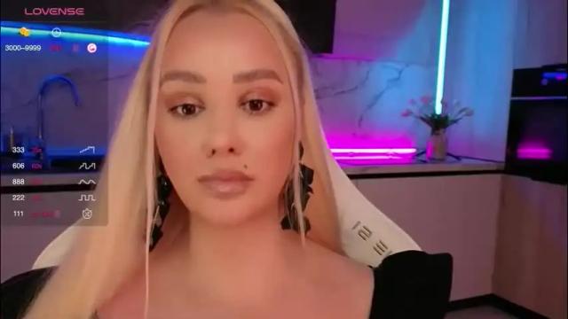 Image 4 of blond_diamond Stream on Chaturbate on 4 days ago