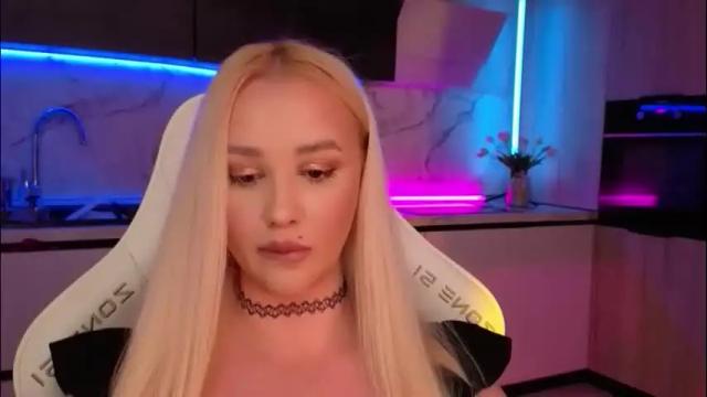 Image 10 of blond_diamond Stream on Chaturbate on 3 days ago