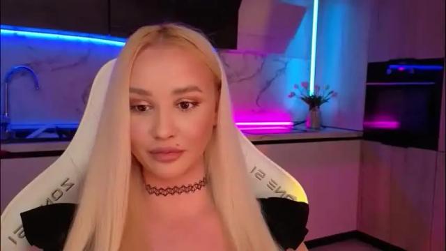 Image 8 of blond_diamond Stream on Chaturbate on 3 days ago