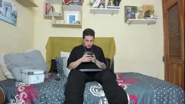 Image 12 of blondandtattooface Stream on Chaturbate on 1 month ago