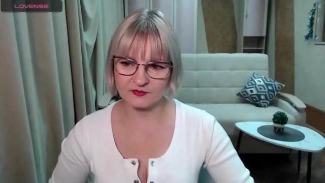 Image 4 of blondebrilliant Stream on Chaturbate on 15 months ago