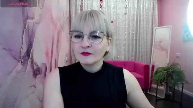Image 2 of blondebrilliant Stream on Chaturbate on 14 months ago