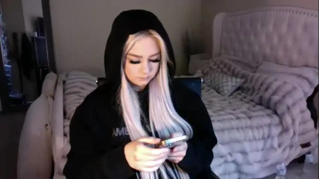 Image 11 of blondebunnyx1 Stream on Chaturbate on 19 months ago
