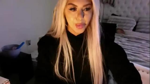 Image 2 of blondebunnyx1 Stream on Chaturbate on 19 months ago