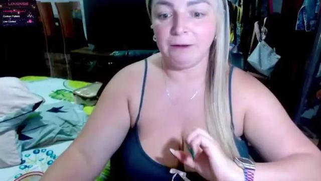 Image 5 of blondemilfhot Stream on Chaturbate on 25 months ago