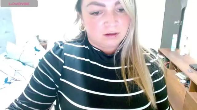 Image 3 of blondemilfhot Stream on Chaturbate on 21 months ago