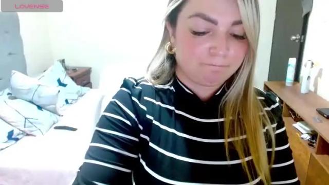 Image 4 of blondemilfhot Stream on Chaturbate on 5 months ago