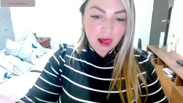 Image 5 of blondemilfhot Stream on Chaturbate on 5 months ago