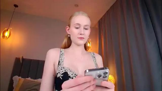 Image 3 of blondiemermaid Stream on Chaturbate on 2 months ago