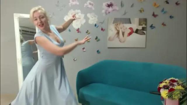 Image 12 of blondy_mom Stream on Chaturbate on 1 month ago