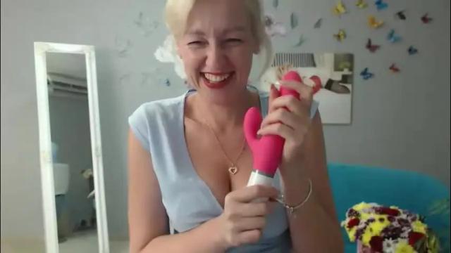 Image 8 of blondy_mom Stream on Chaturbate on 1 month ago