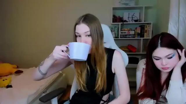 Image 4 of blooomcrystal Stream on Chaturbate on 16 months ago
