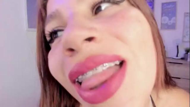 Image 4 of bluee_hazell Stream on Chaturbate on 3 days ago