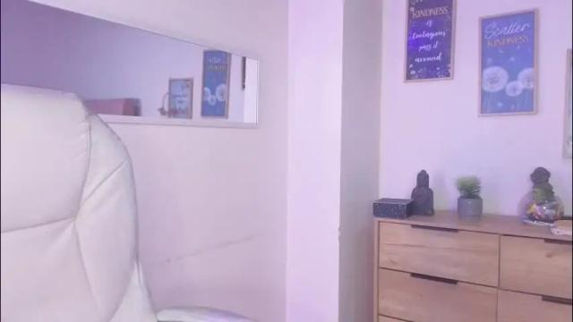 Image 2 of bluee_hazell Stream on Chaturbate on 10 days ago