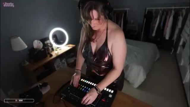 Image 3 of boobsgwendy Stream on Chaturbate on 27 days ago