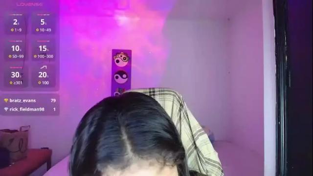 Image 2 of bratz_evans Stream on Chaturbate on 9 days ago