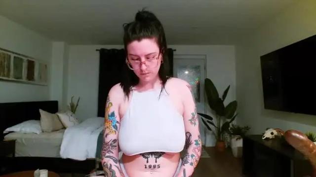 Image 2 of britbrattherat Stream on Chaturbate on 13 months ago