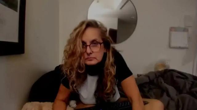 Image 2 of calaentemichele Stream on Chaturbate on 19 months ago