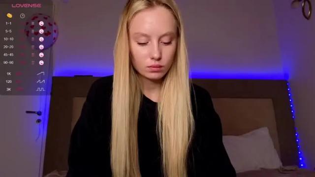 Image 3 of callme_star Stream on Chaturbate on 15 months ago