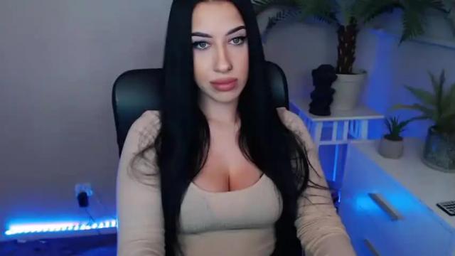 Image 7 of camrobyn Stream on Chaturbate on 18 months ago