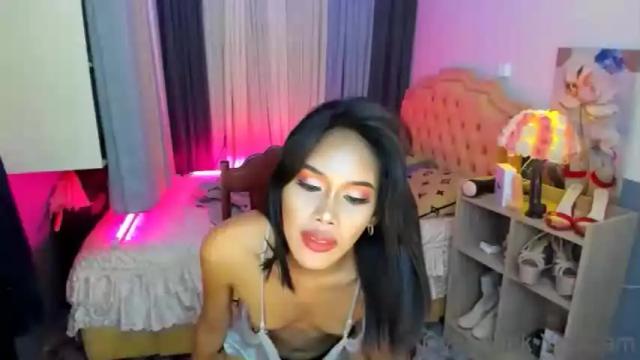 Image 4 of candeethenaughty Stream on Chaturbate on 18 months ago