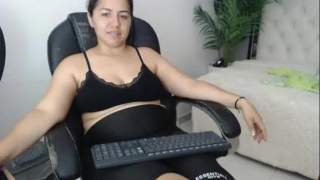 Image 10 of candiapole Stream on Chaturbate on 19 days ago