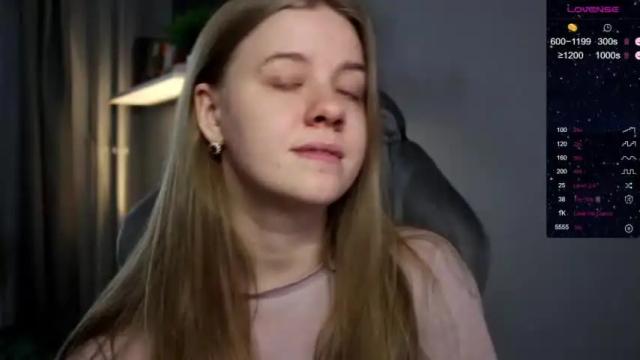 Image 4 of candy_meggie Stream on Chaturbate on 14 months ago