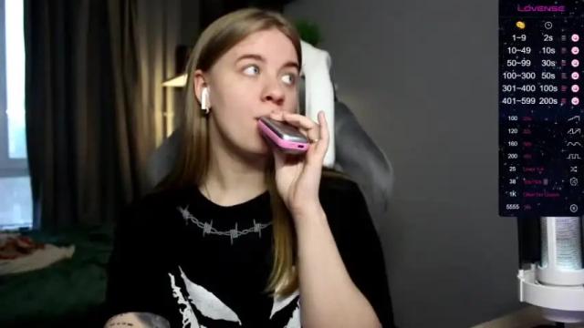 Image 11 of candy_meggie Stream on Chaturbate on 14 months ago
