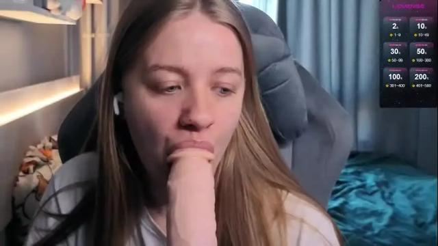 Image 4 of candy_meggie Stream on Chaturbate on 1 month ago