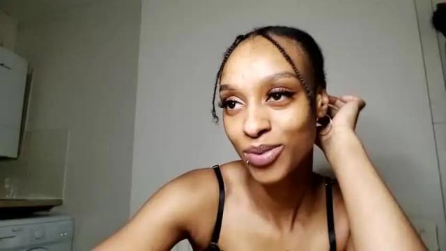 Image 7 of caramelglo Stream on Chaturbate on 17 months ago