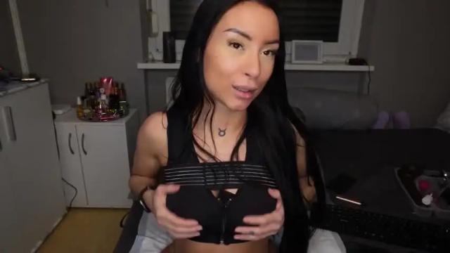 Image 2 of caramelladeluxe Stream on Chaturbate on 17 months ago