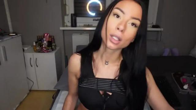 Image 7 of caramelladeluxe Stream on Chaturbate on 17 months ago