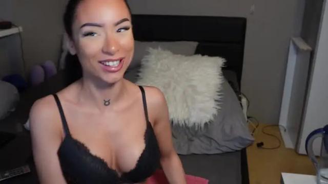Image 2 of caramelladeluxe Stream on Chaturbate on 16 months ago