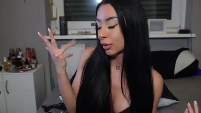 Image 3 of caramelladeluxe Stream on Chaturbate on 15 months ago