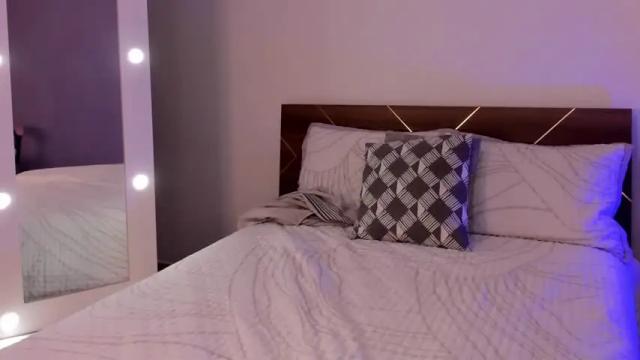 Image 3 of carmillaross Stream on Chaturbate on 14 months ago