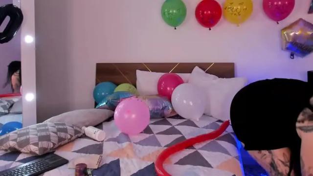 Image 3 of carmillaross Stream on Chaturbate on 14 months ago