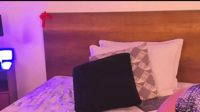 Image 10 of carmillaross Stream on Chaturbate on 14 months ago