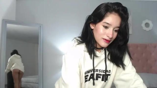 Image 3 of caroliineforbes Stream on Chaturbate on 19 months ago