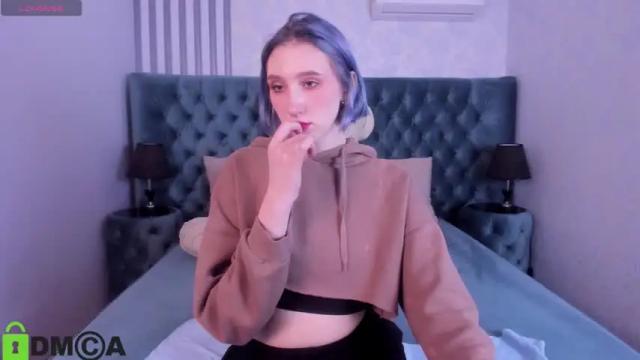 Image 3 of caroline_butt Stream on Chaturbate on 14 months ago