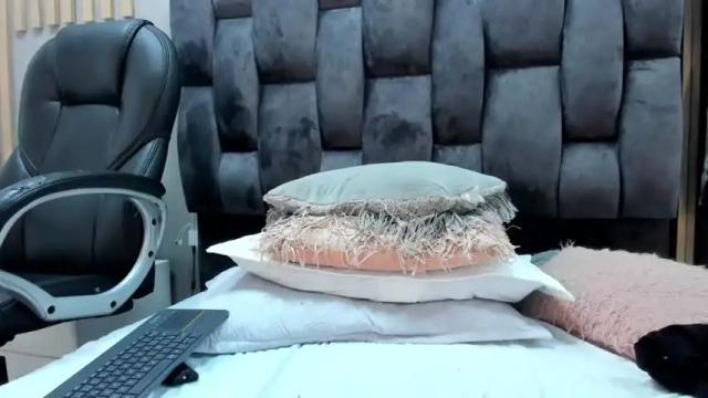 Image 11 of caroline_flores Stream on Chaturbate on 12 months ago